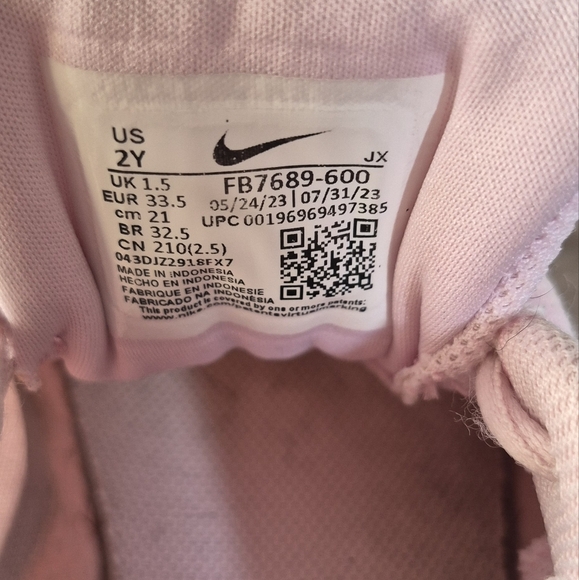 Nike Kids Shoes in Light Pink and Black - Picture 6 of 6